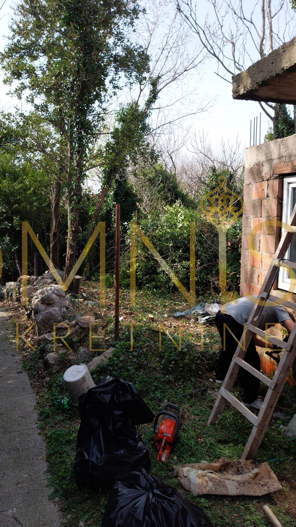 In vendita casa allo stato grezzo a Jadranovo, 98 m², con terreno – vicino al mare