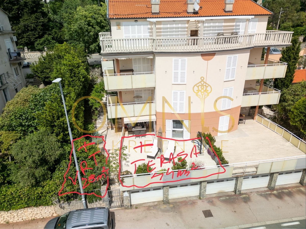 Appartamento con grande terrazza e giardino, a 50 m dal mare – Novi Vinodolski