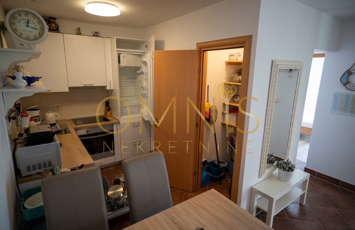 Appartamento con grande terrazza e giardino, a 50 m dal mare – Novi Vinodolski