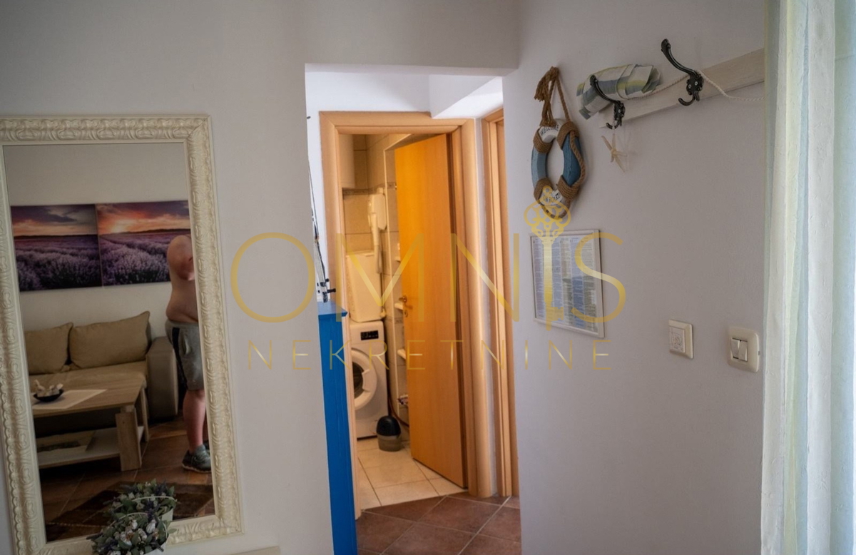 Appartamento con grande terrazza e giardino, a 50 m dal mare – Novi Vinodolski