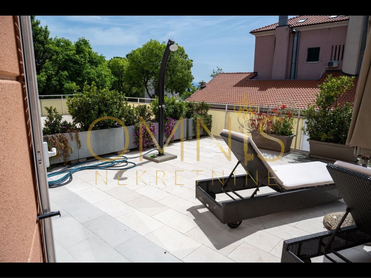 Appartamento con grande terrazza e giardino, a 50 m dal mare – Novi Vinodolski