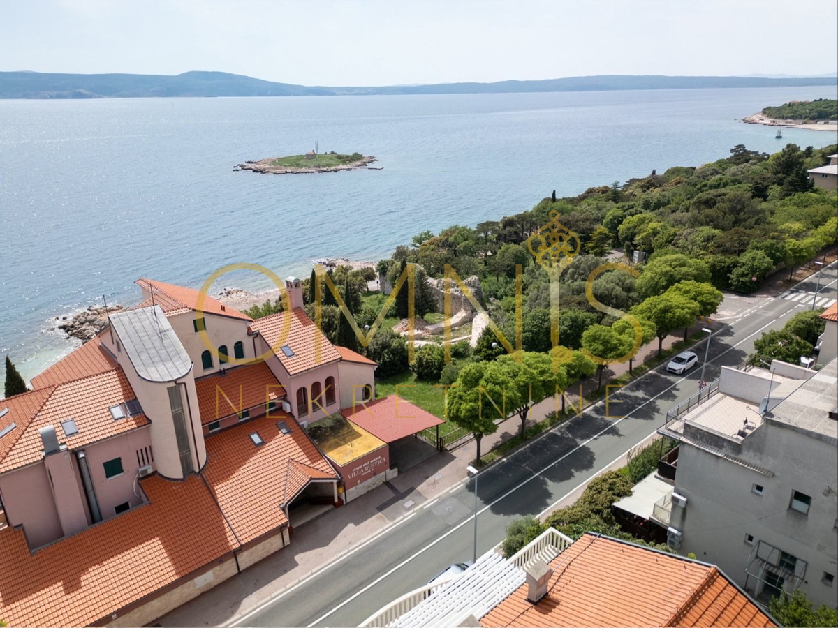 Appartamento con grande terrazza e giardino, a 50 m dal mare – Novi Vinodolski