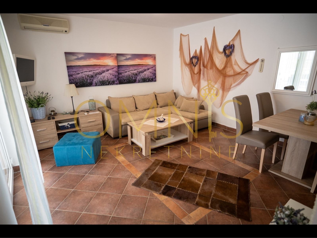 Appartamento con grande terrazza e giardino, a 50 m dal mare – Novi Vinodolski