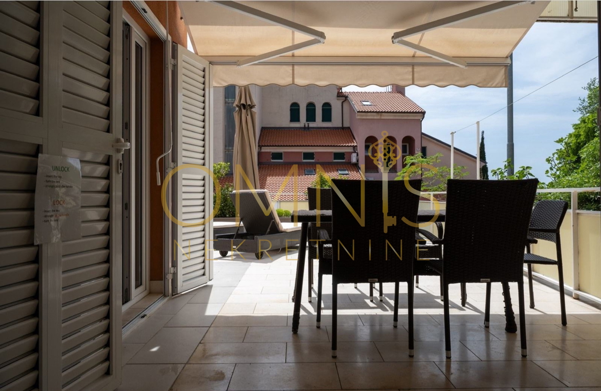 Appartamento con grande terrazza e giardino, a 50 m dal mare – Novi Vinodolski