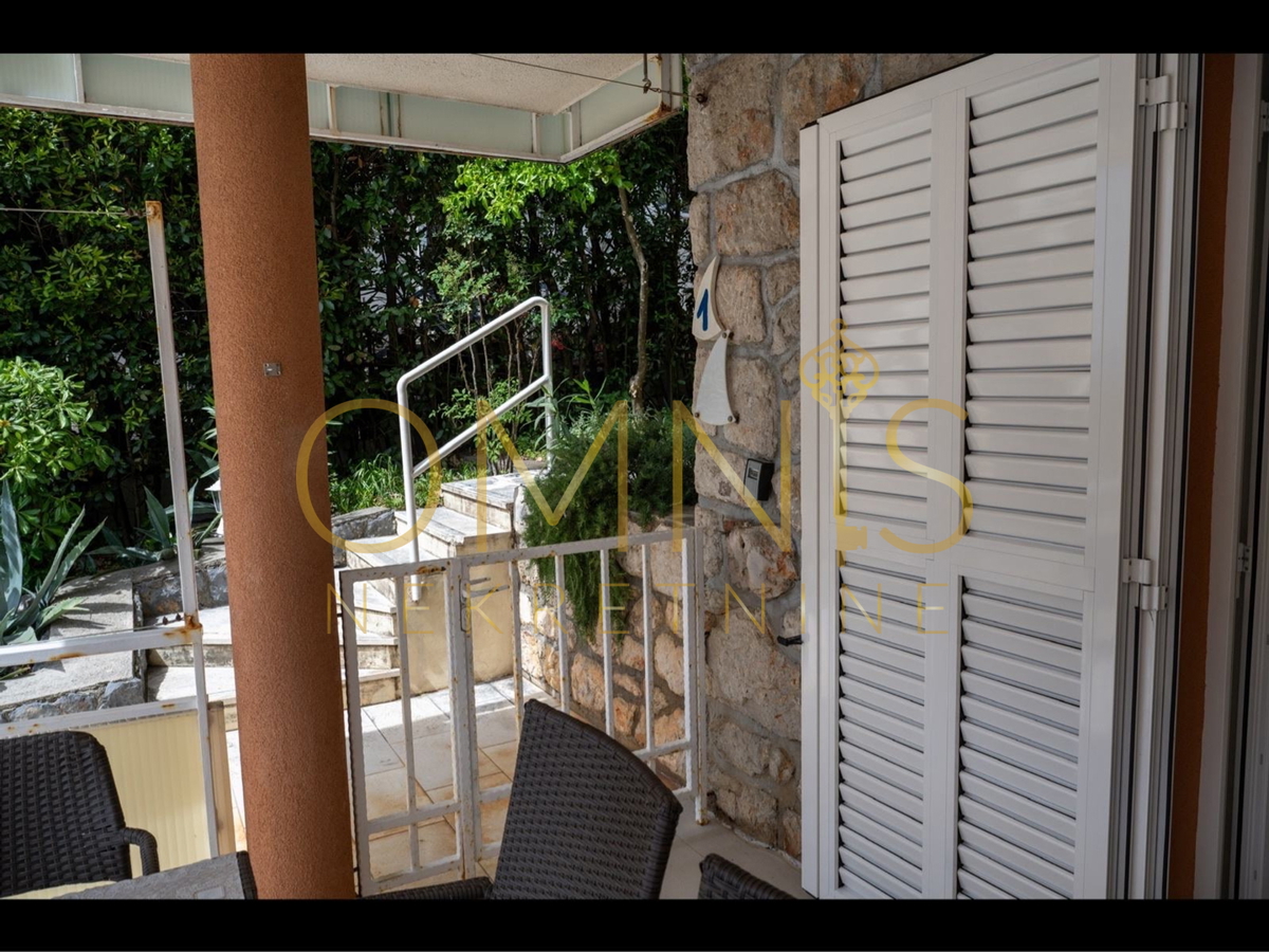 Appartamento con grande terrazza e giardino, a 50 m dal mare – Novi Vinodolski