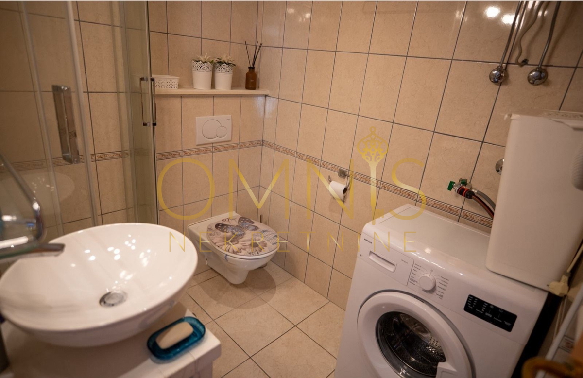 Appartamento con grande terrazza e giardino, a 50 m dal mare – Novi Vinodolski