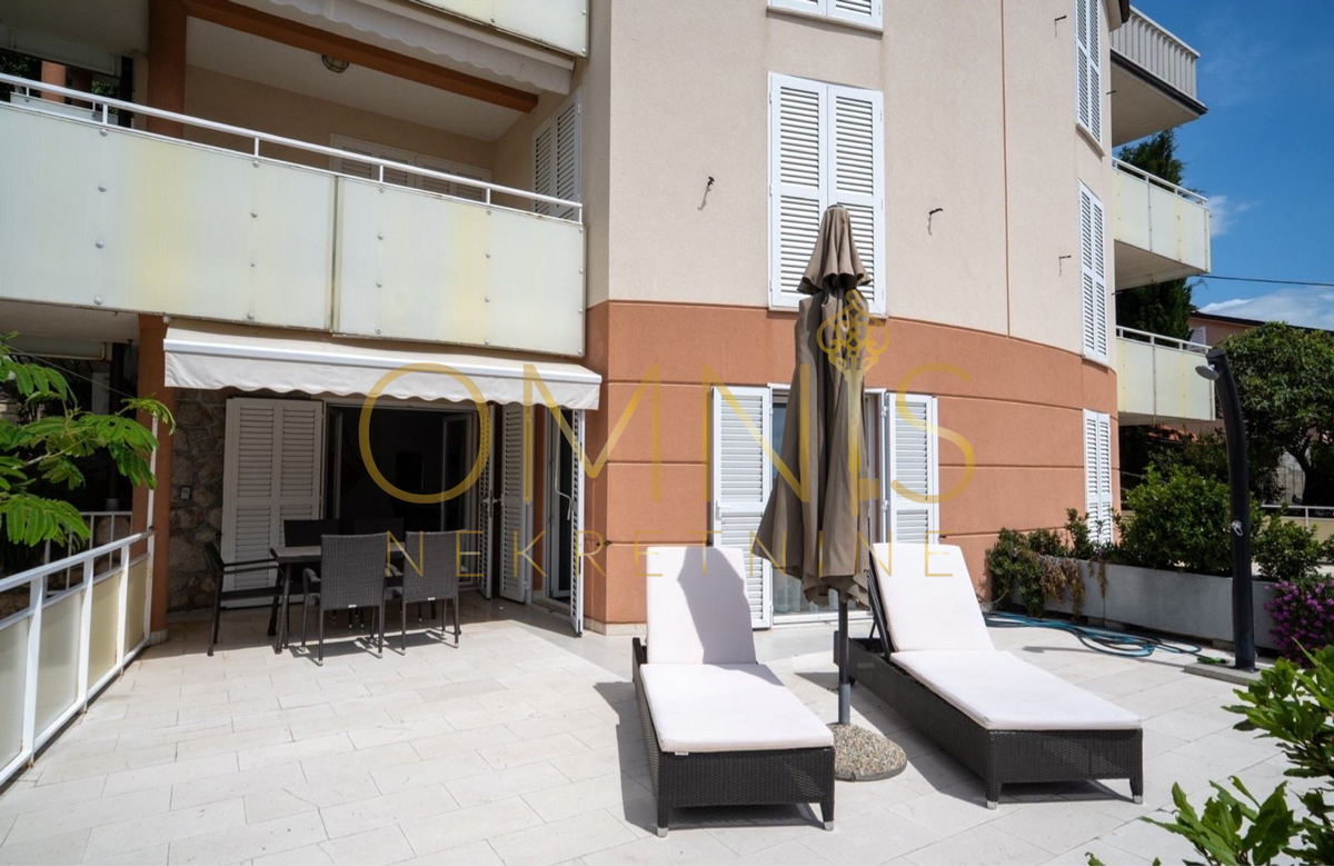 Appartamento con grande terrazza e giardino, a 50 m dal mare – Novi Vinodolski