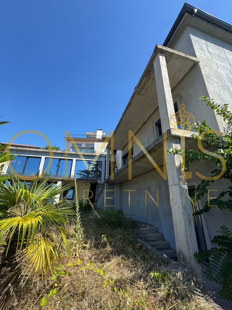 Opatija centro – casa indipendente 380 m², 3 appartamenti, piscina, vista panoramica sul mare