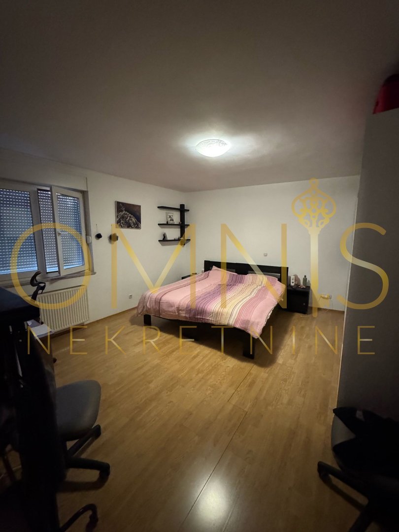 Ampio appartamento di 125 m² + terrazza chiusa di 15 m², 1° piano, 3 camere + soggiorno