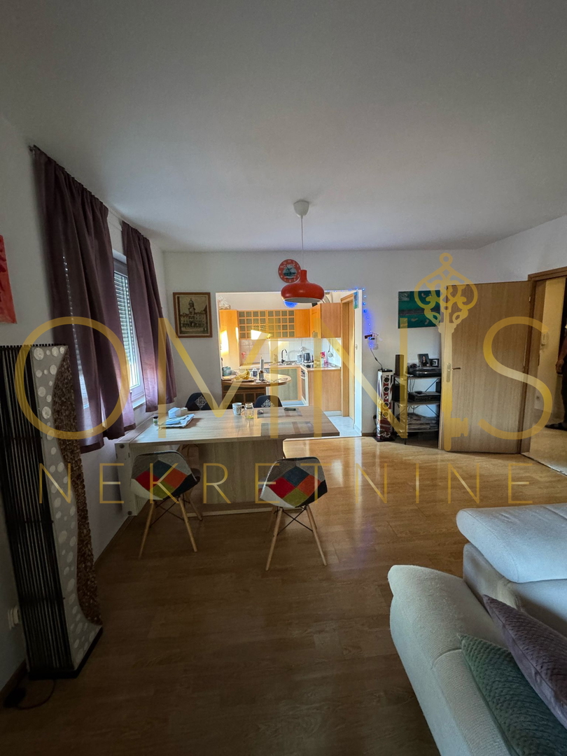 Ampio appartamento di 125 m² + terrazza chiusa di 15 m², 1° piano, 3 camere + soggiorno