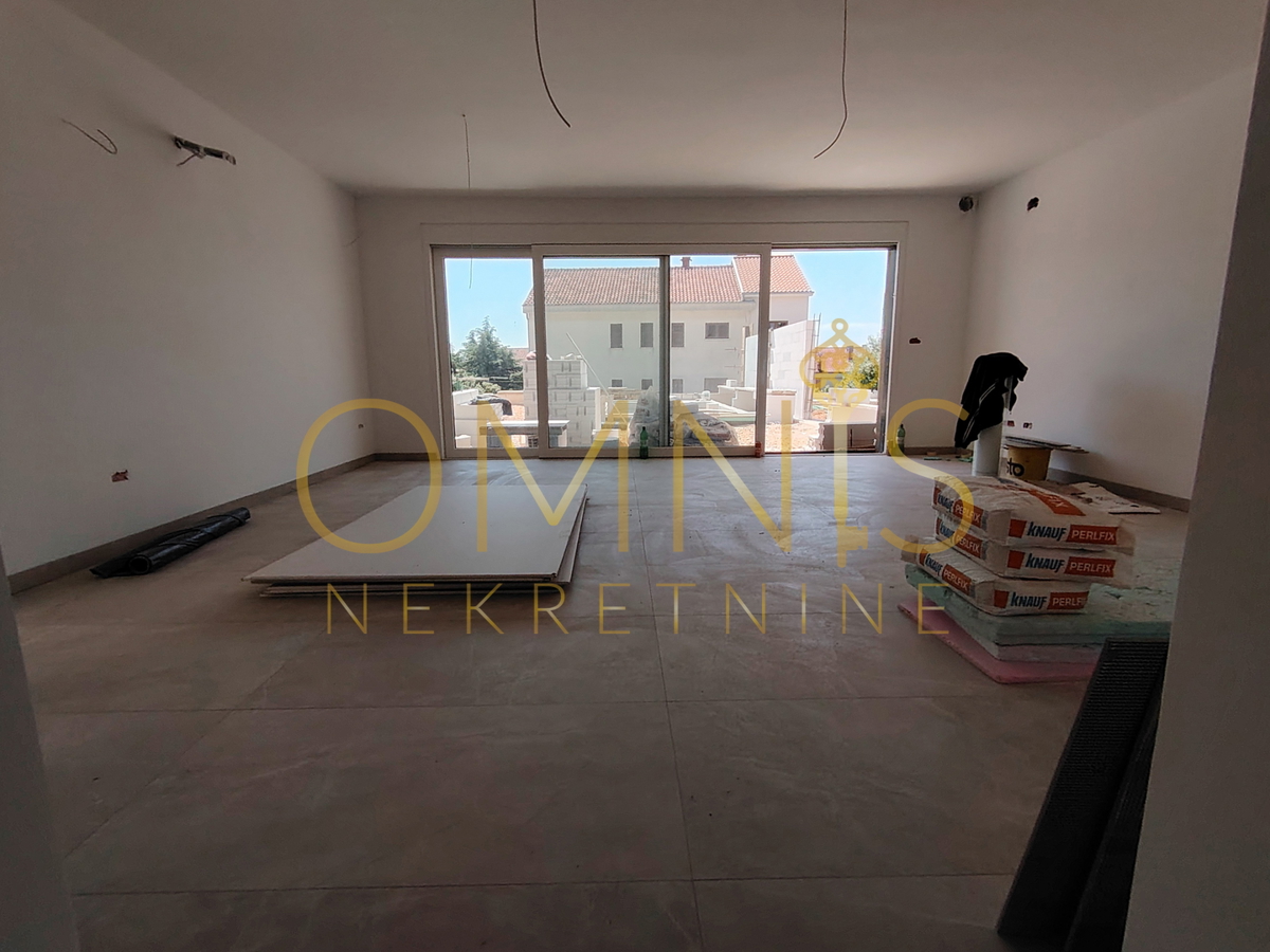 Appartamento di lusso su due piani con giardino e piscina – 120 m² di superficie abitabile + 200 m² di giardino privato