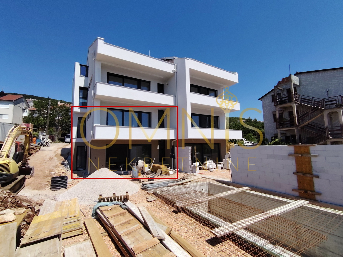 Appartamento di lusso su due piani con giardino e piscina – 120 m² di superficie abitabile + 200 m² di giardino privato