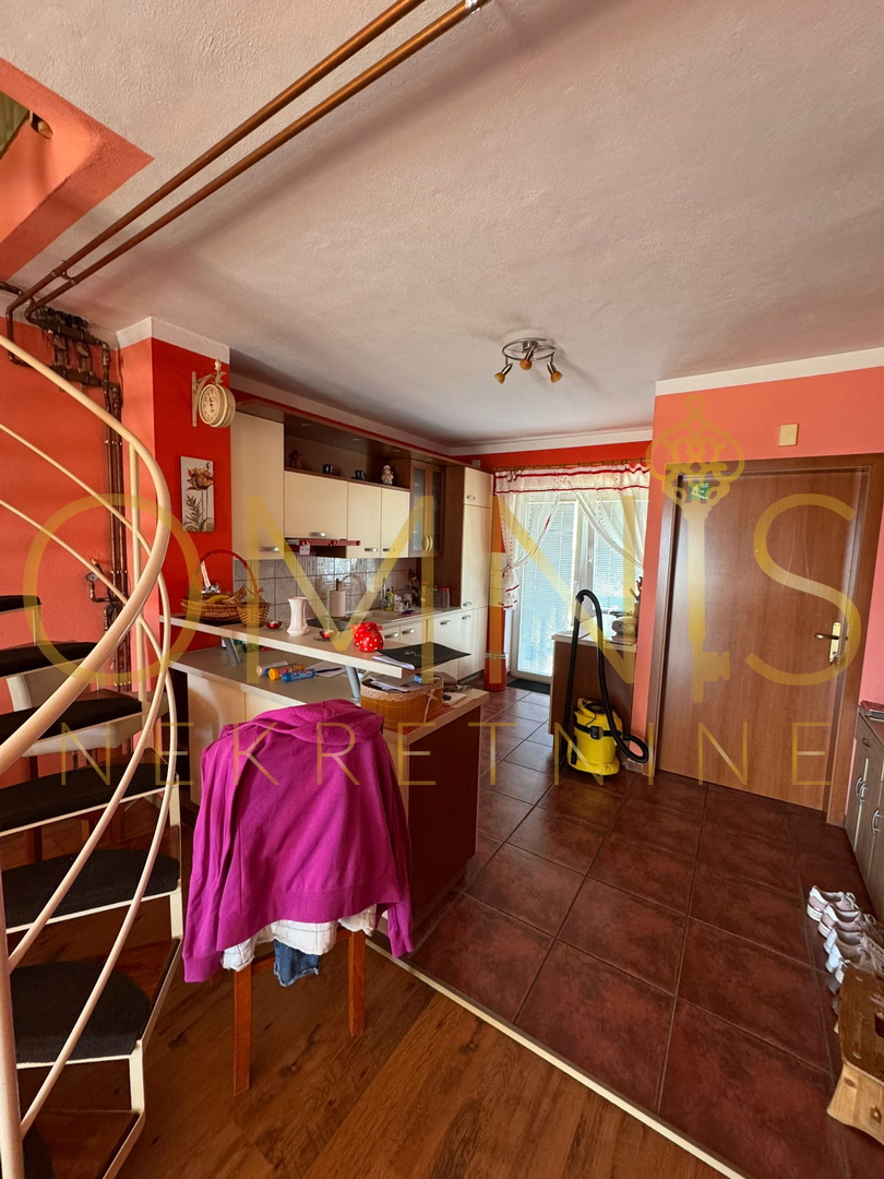 Matulji, Jušići – Appartamento su due piani di 103 m² con due balconi e vista mare