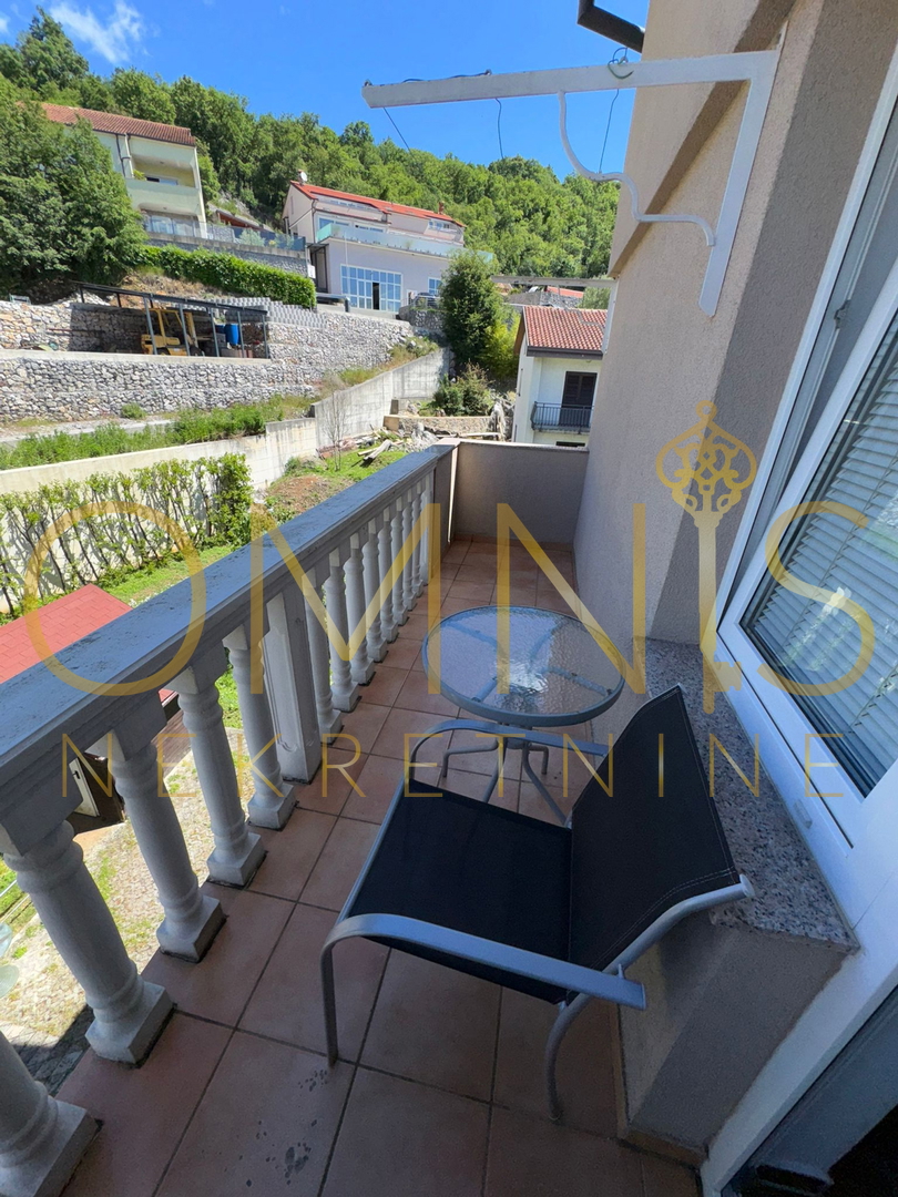 Matulji, Jušići – Appartamento su due piani di 103 m² con due balconi e vista mare