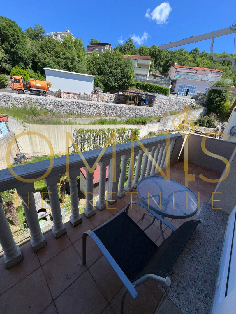 Matulji, Jušići – Appartamento su due piani di 103 m² con due balconi e vista mare
