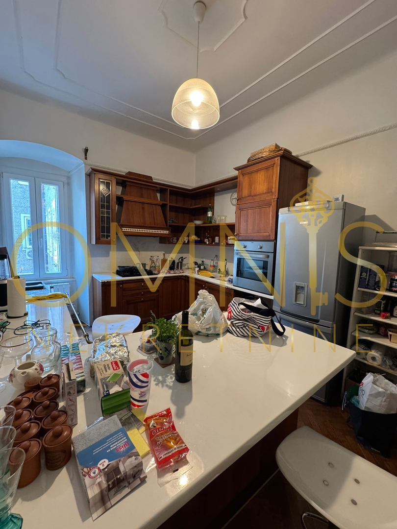 RIJEKA, CENTRO – Ampio appartamento signorile di 156 m² con fascino storico