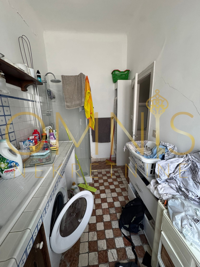 RIJEKA, CENTRO – Ampio appartamento signorile di 156 m² con fascino storico