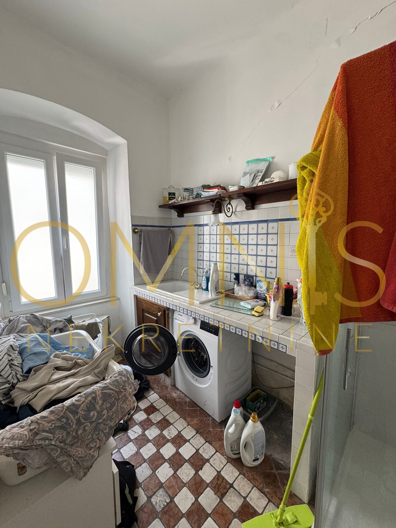 RIJEKA, CENTRO – Ampio appartamento signorile di 156 m² con fascino storico