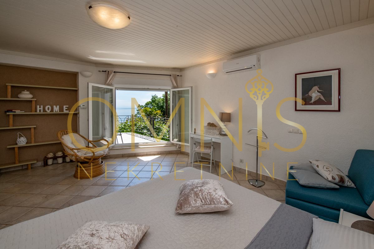 Opatija, Punta Kolova – ampio appartamento di 140 m² in seconda fila sul mare con vista