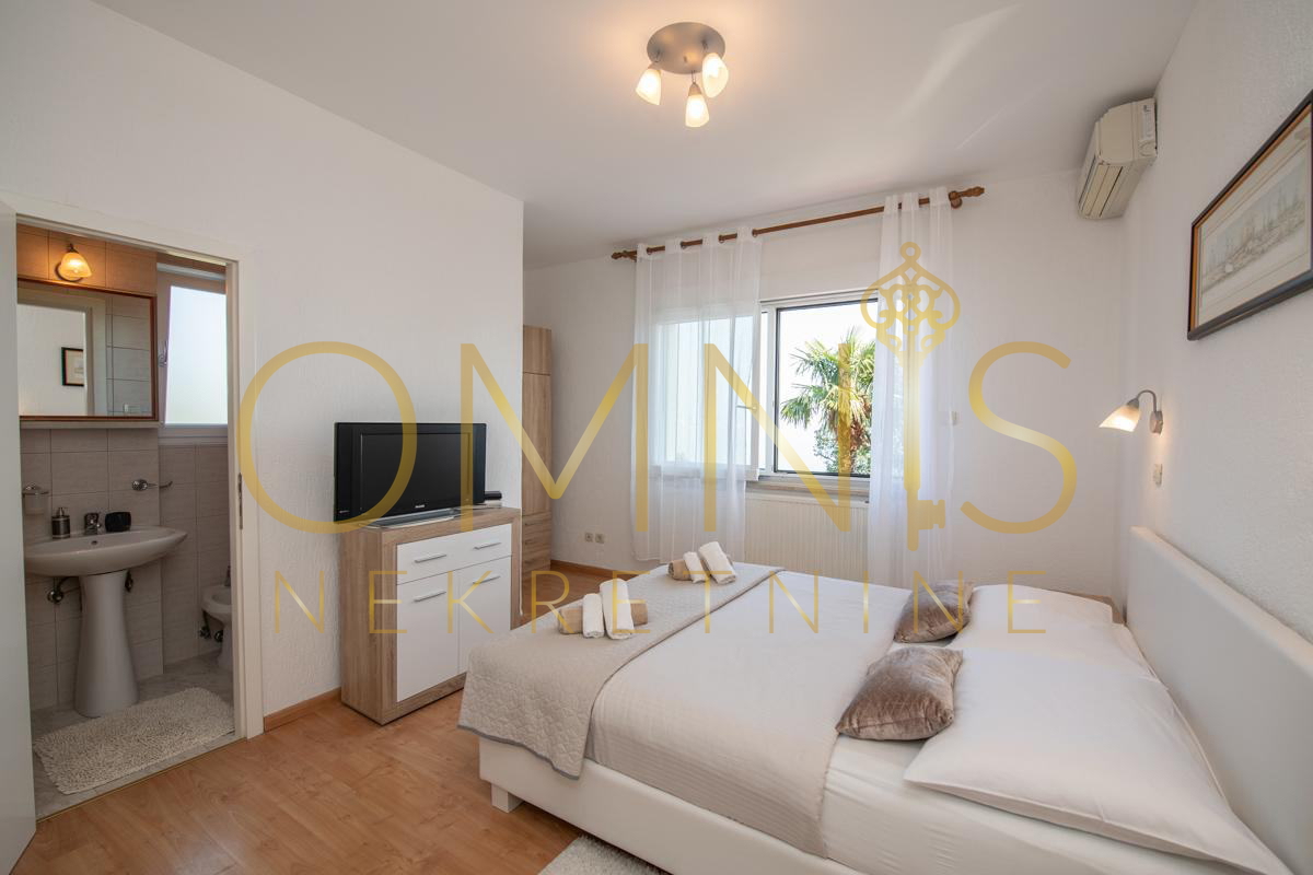 Opatija, Punta Kolova – ampio appartamento di 140 m² in seconda fila sul mare con vista