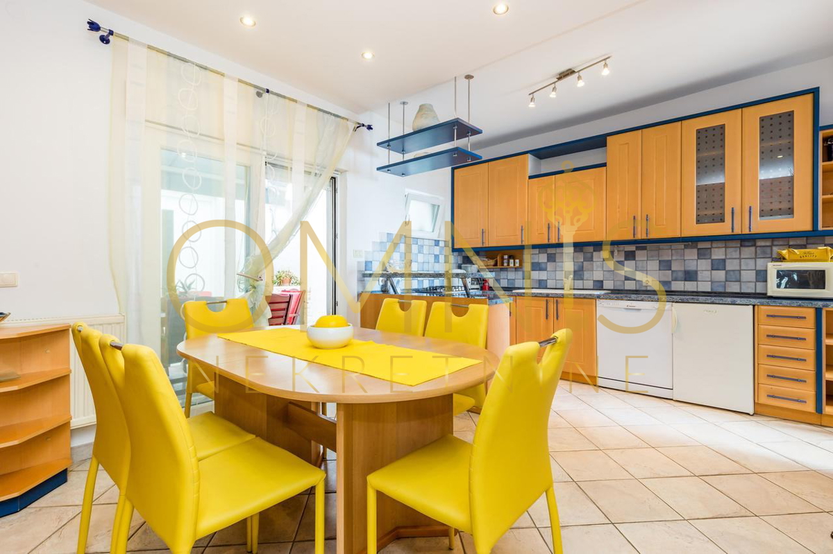 Opatija, Punta Kolova – ampio appartamento di 140 m² in seconda fila sul mare con vista