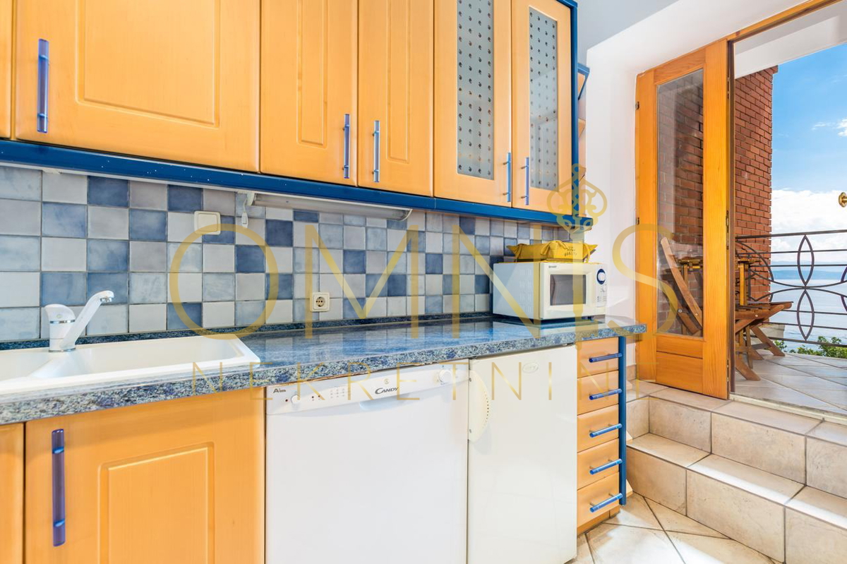 Opatija, Punta Kolova – ampio appartamento di 140 m² in seconda fila sul mare con vista