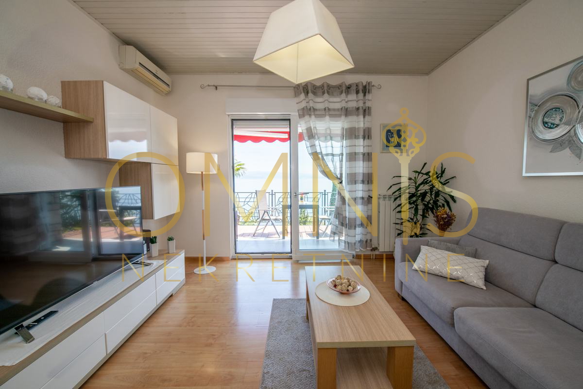 Opatija, Punta Kolova – ampio appartamento di 140 m² in seconda fila sul mare con vista