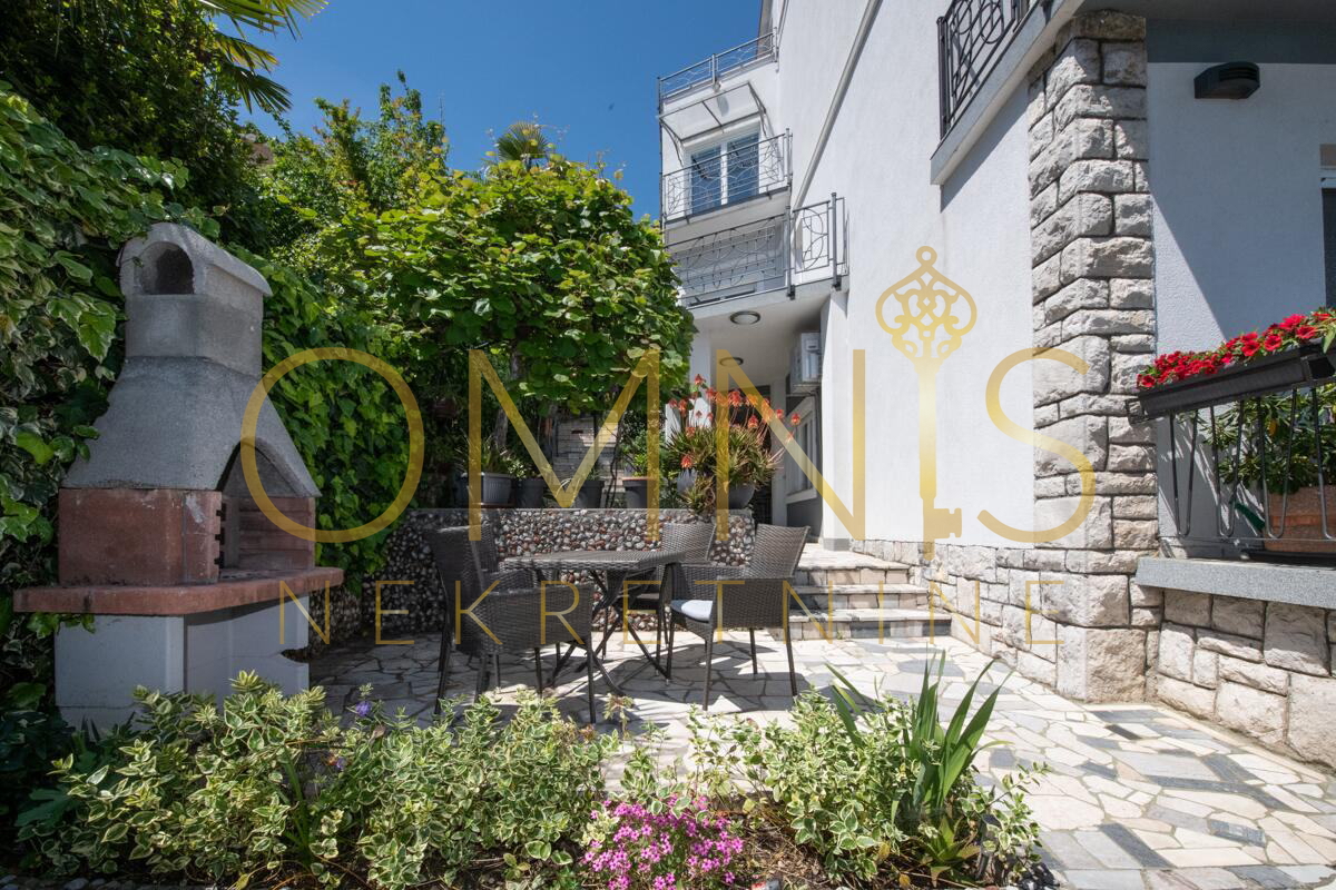 Opatija, Punta Kolova – ampio appartamento di 140 m² in seconda fila sul mare con vista