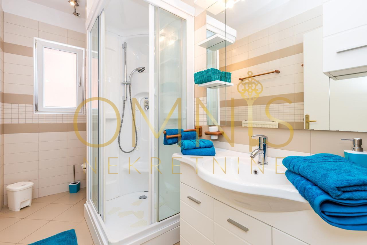 Opatija, Punta Kolova – ampio appartamento di 140 m² in seconda fila sul mare con vista