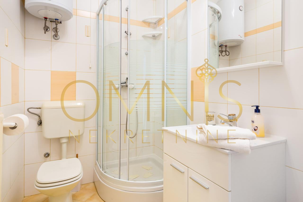 Opatija, Punta Kolova – ampio appartamento di 140 m² in seconda fila sul mare con vista