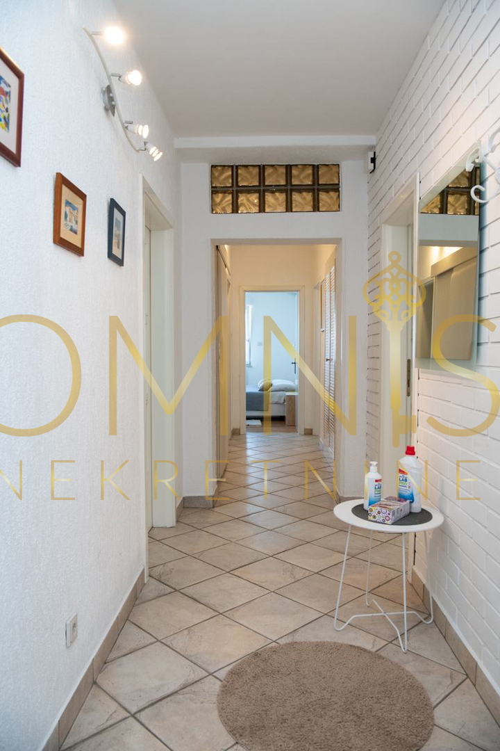 Opatija, Punta Kolova – ampio appartamento di 140 m² in seconda fila sul mare con vista