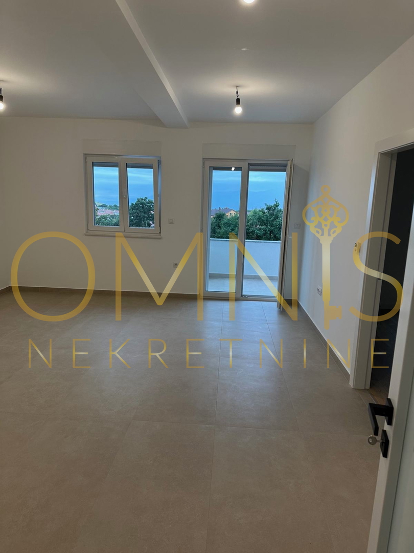 VIŠKOVO – NUOVA COSTRUZIONE, APPARTAMENTO 3 CAMERE + SOGGIORNO CON BALCONE E 3 POSTI AUTO!