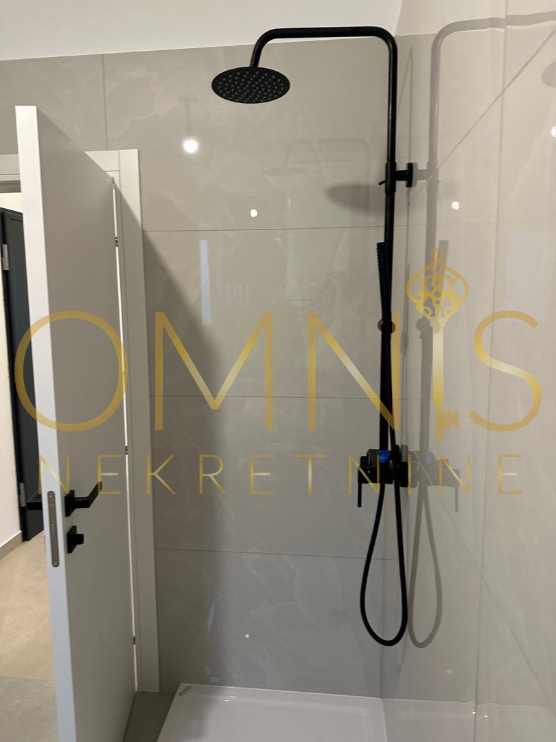 VIŠKOVO – NUOVA COSTRUZIONE, APPARTAMENTO 3 CAMERE + SOGGIORNO CON BALCONE E 3 POSTI AUTO!