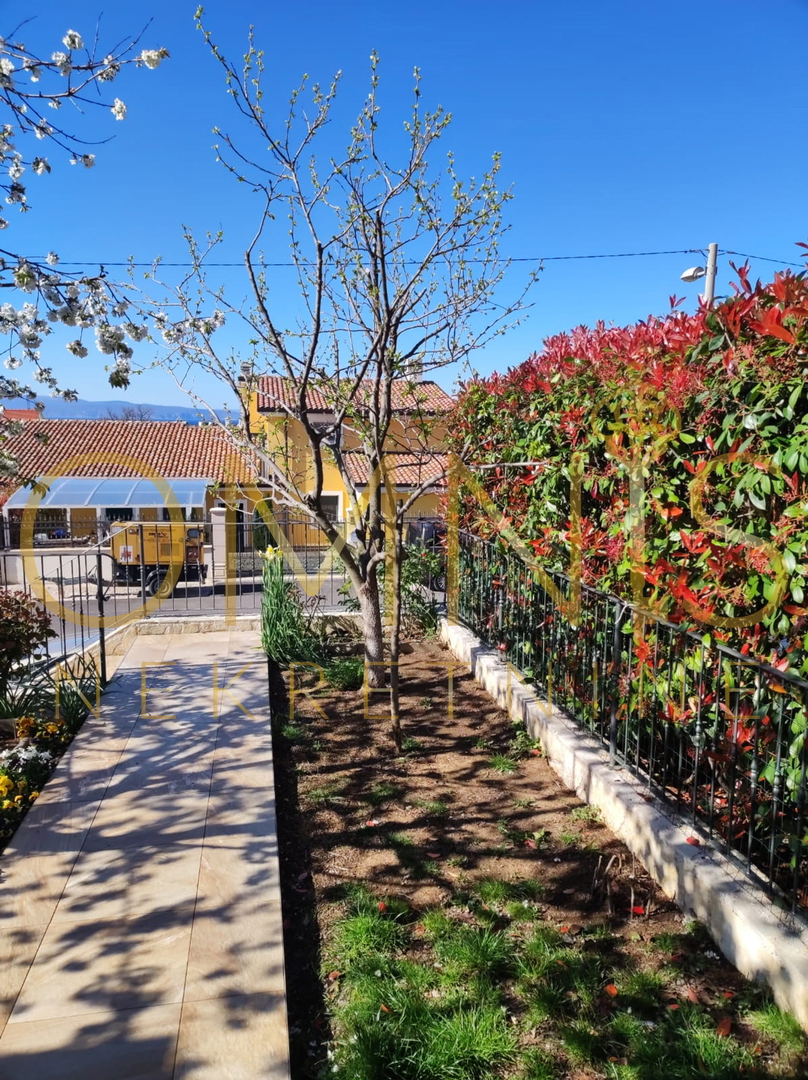 KOSTRENA – AMPIO APPARTAMENTO SU DUE LIVELLI CON GIARDINO E PARCHEGGIO