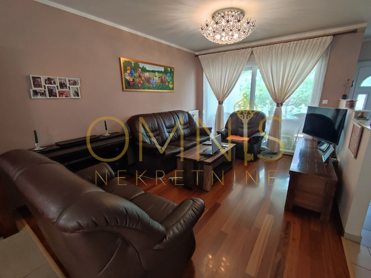 KOSTRENA – AMPIO APPARTAMENTO SU DUE LIVELLI CON GIARDINO E PARCHEGGIO