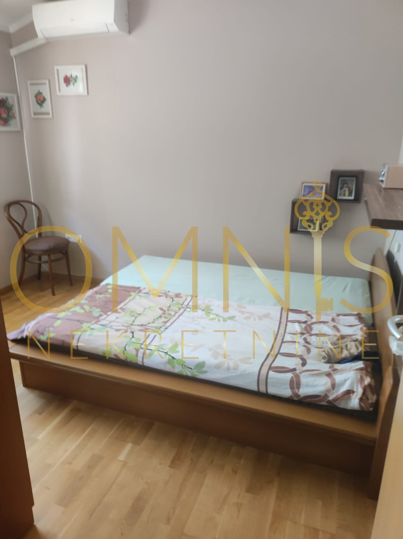 KOSTRENA – AMPIO APPARTAMENTO SU DUE LIVELLI CON GIARDINO E PARCHEGGIO