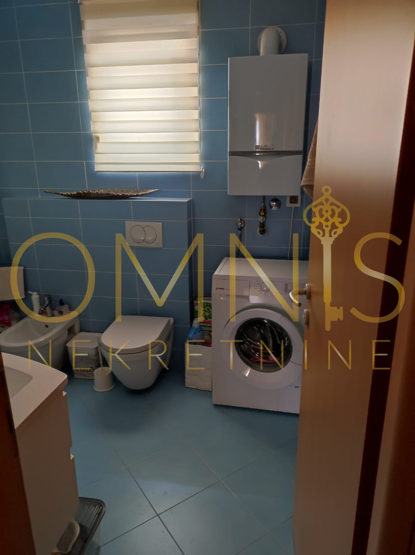 KOSTRENA – AMPIO APPARTAMENTO SU DUE LIVELLI CON GIARDINO E PARCHEGGIO