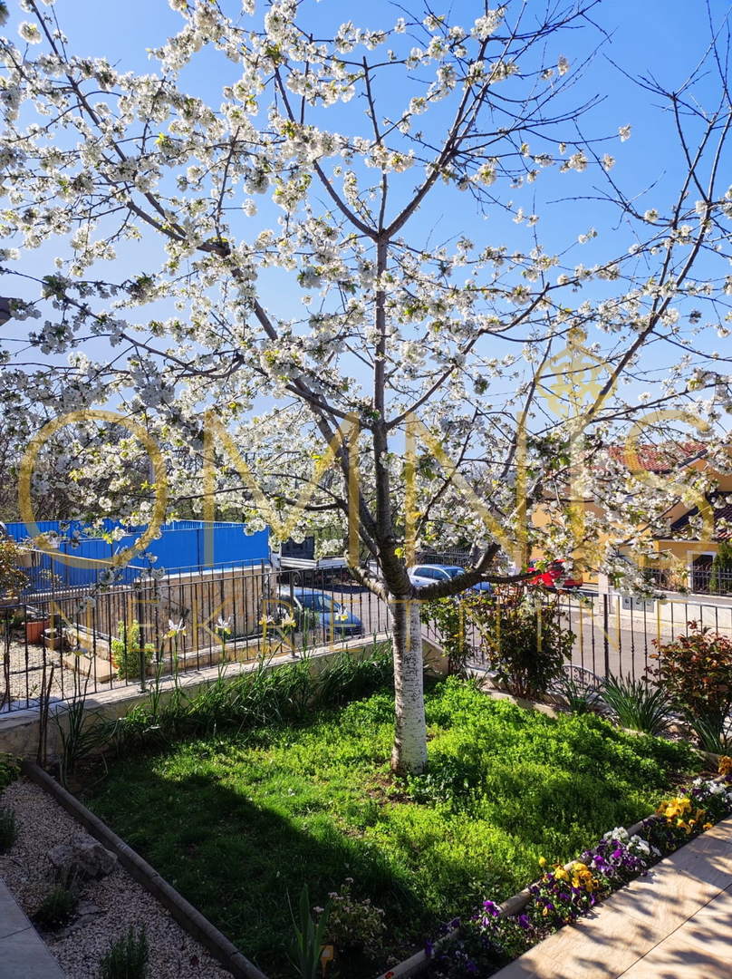 KOSTRENA – AMPIO APPARTAMENTO SU DUE LIVELLI CON GIARDINO E PARCHEGGIO