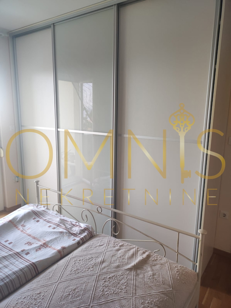 KOSTRENA – AMPIO APPARTAMENTO SU DUE LIVELLI CON GIARDINO E PARCHEGGIO