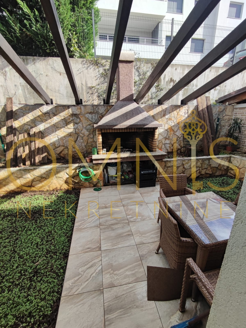 KOSTRENA – AMPIO APPARTAMENTO SU DUE LIVELLI CON GIARDINO E PARCHEGGIO