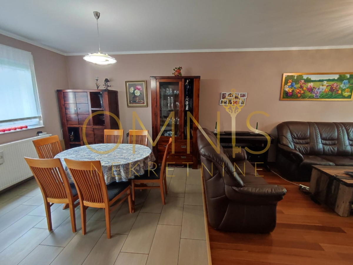 KOSTRENA – AMPIO APPARTAMENTO SU DUE LIVELLI CON GIARDINO E PARCHEGGIO