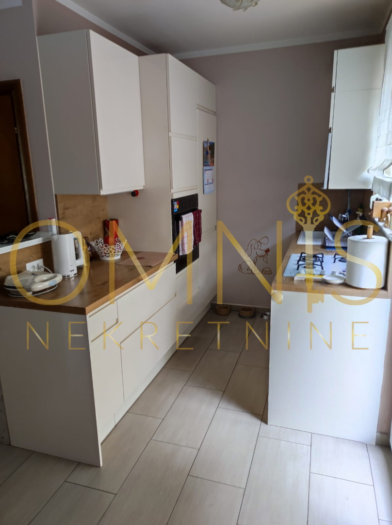 KOSTRENA – AMPIO APPARTAMENTO SU DUE LIVELLI CON GIARDINO E PARCHEGGIO