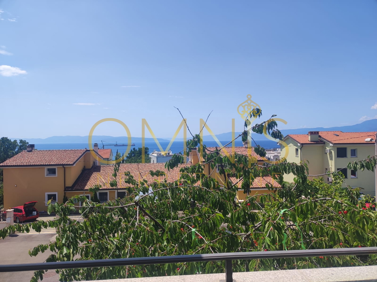 KOSTRENA – AMPIO APPARTAMENTO SU DUE LIVELLI CON GIARDINO E PARCHEGGIO