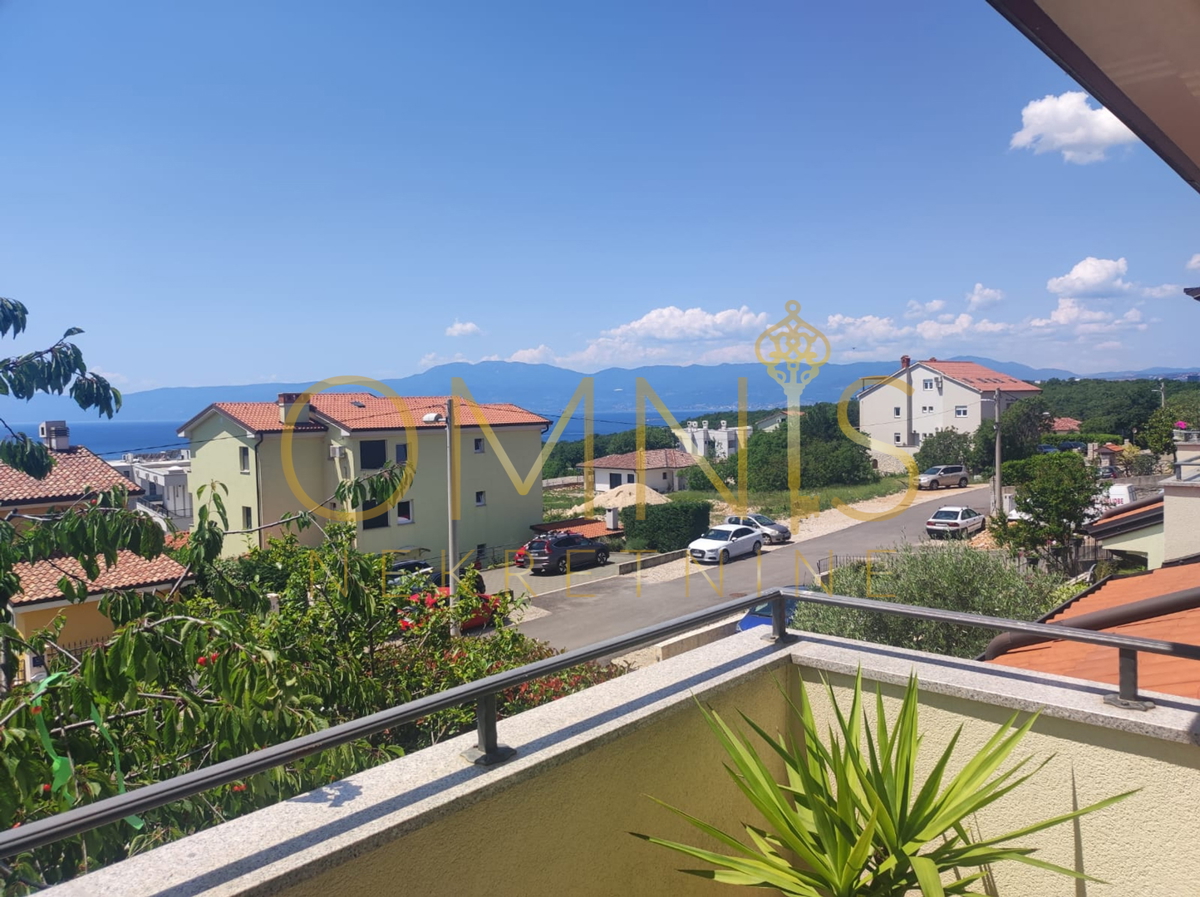 KOSTRENA – AMPIO APPARTAMENTO SU DUE LIVELLI CON GIARDINO E PARCHEGGIO