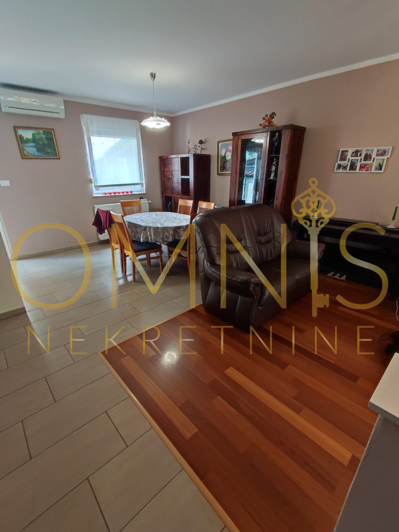 KOSTRENA – AMPIO APPARTAMENTO SU DUE LIVELLI CON GIARDINO E PARCHEGGIO