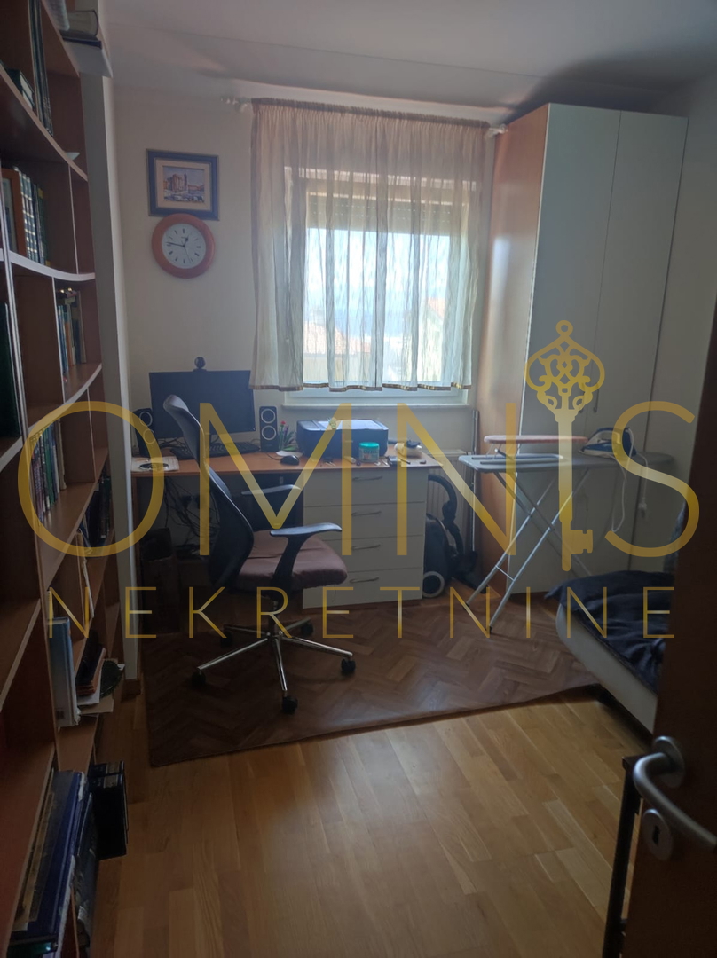 KOSTRENA – AMPIO APPARTAMENTO SU DUE LIVELLI CON GIARDINO E PARCHEGGIO