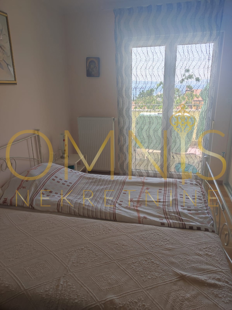 KOSTRENA – AMPIO APPARTAMENTO SU DUE LIVELLI CON GIARDINO E PARCHEGGIO