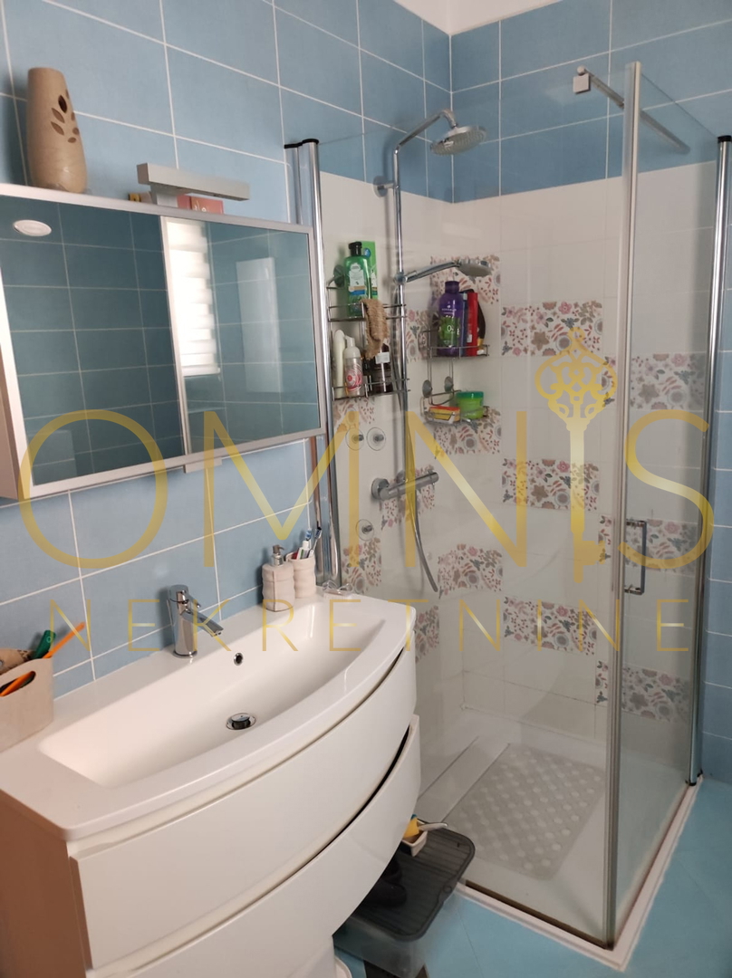 KOSTRENA – AMPIO APPARTAMENTO SU DUE LIVELLI CON GIARDINO E PARCHEGGIO