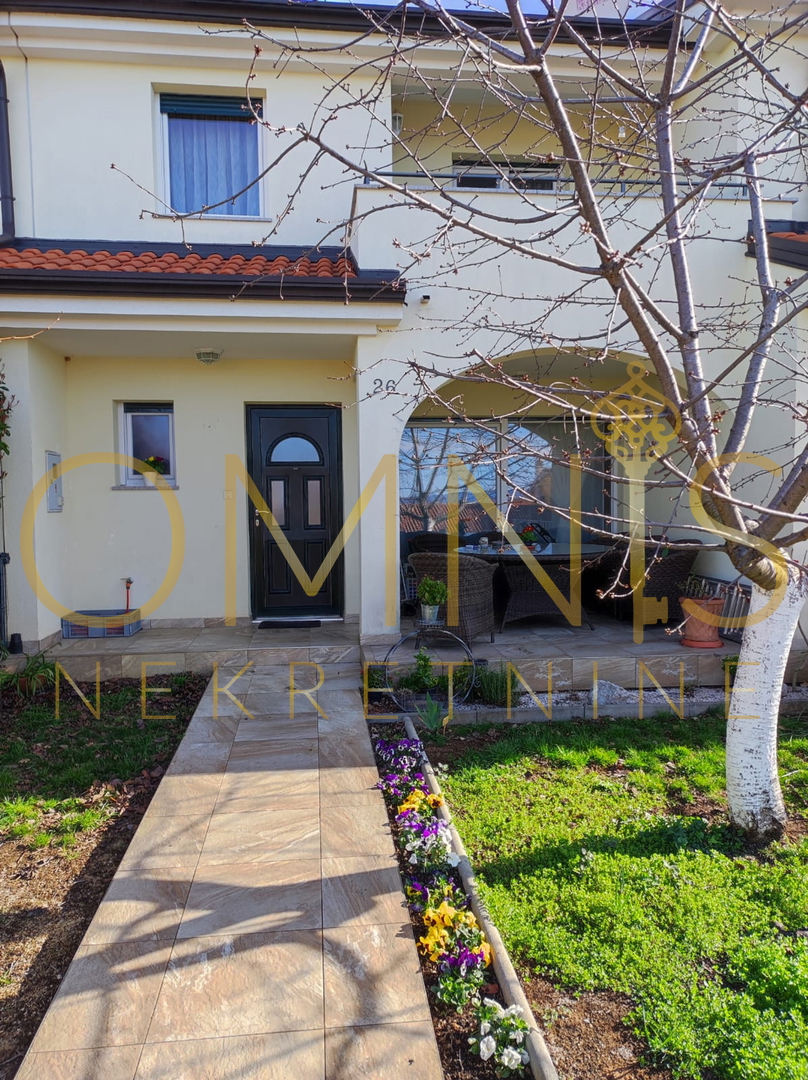 KOSTRENA – AMPIO APPARTAMENTO SU DUE LIVELLI CON GIARDINO E PARCHEGGIO