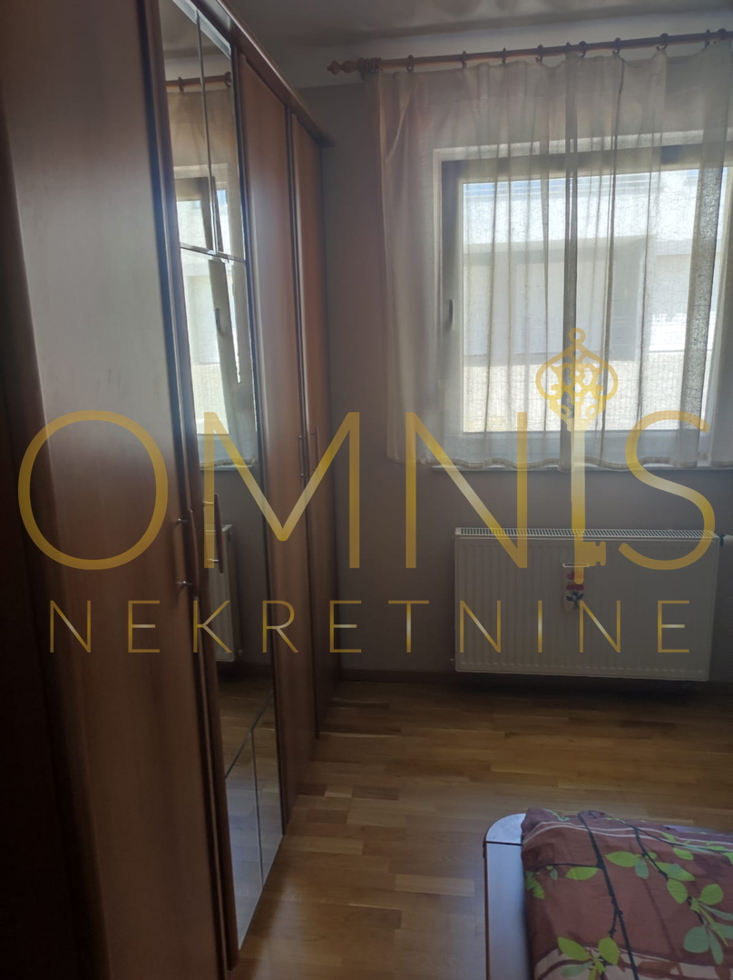 KOSTRENA – AMPIO APPARTAMENTO SU DUE LIVELLI CON GIARDINO E PARCHEGGIO